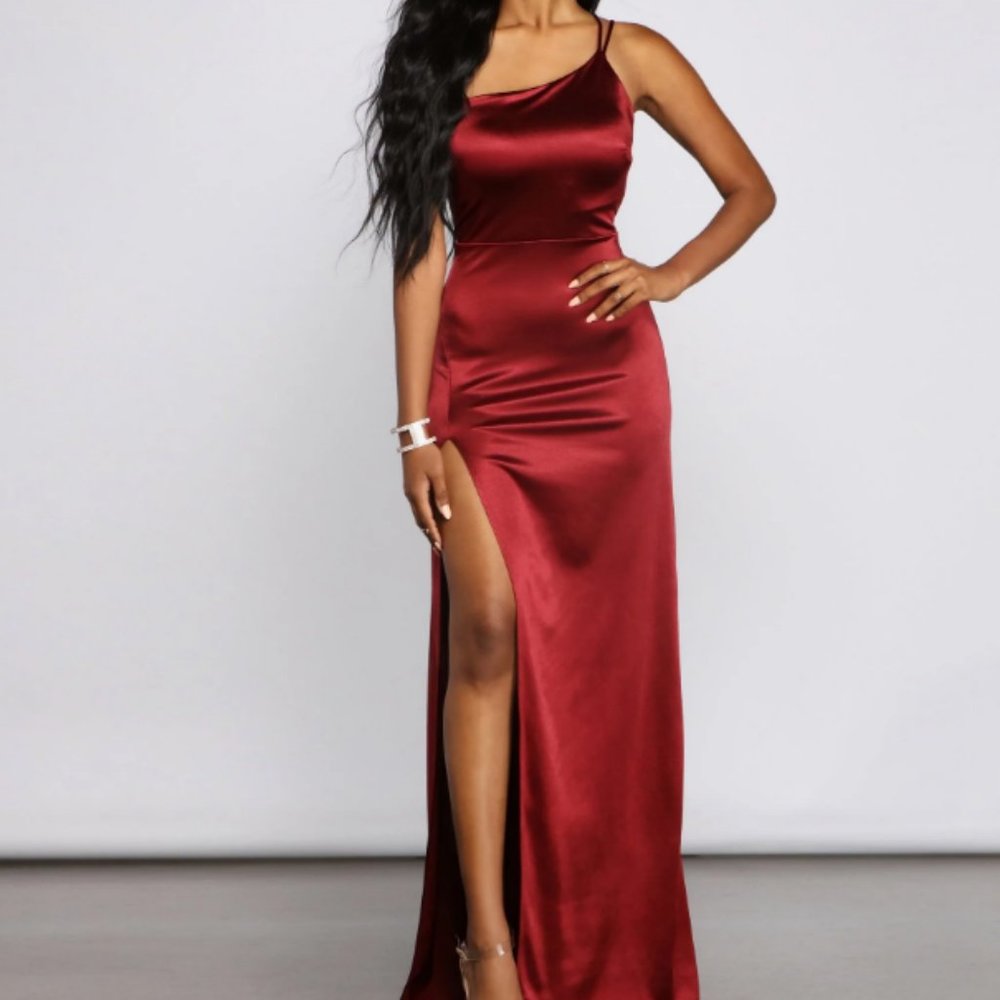 *NWT* Formal/Maxi dress. Maroon/Burgundy. Size Small